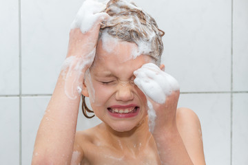 Ein 9 Jahre altes Mädchen bekommt beim duschen Schaum uns Auge und verzehrt schmerzerfüllt sein...