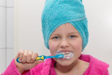 Ein 6 Jahre altes Mädchen putzt sich die Zähne