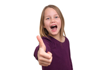 Ein 9 Jahre altes Mädchen zeigt seinen erhobenen Daumen und gibt das Zeichen für Alles OK. Es...