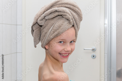 Ein Mädchen steht im Badezimmer und hat dasHandtuch zu einem Turban ... Ein Mädchen steht im Badezimmer und hat dasHandtuch zu einem Turban ...