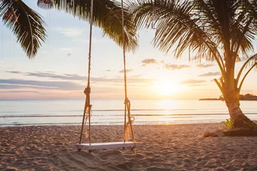Crédence de cuisine en verre imprimé Plage et mer paysage relaxant de plage paradisiaque de rêve, balançoire tropicale au coucher du soleil