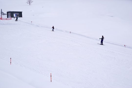 スキー場でスキーの練習をする人たち
