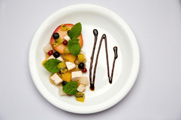 Udekorowany talerz zieleniną i warzywami dla dania mięsnego