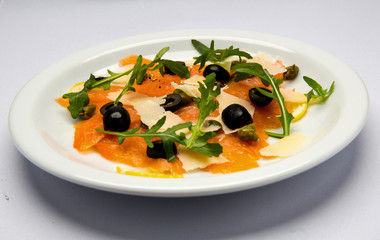 Udekorowany talerz zieleniną i warzywami dla dania mięsnego