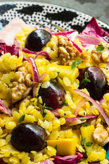 Salat von gelben Linsen mit Trauben, Walnüssen und roten Zwiebeln