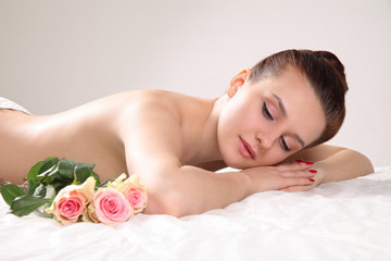 Obraz na płótnie Canvas woman relaxing in spa