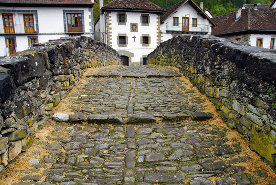 Steinbr&uuml;cke in den Pyren&auml;en