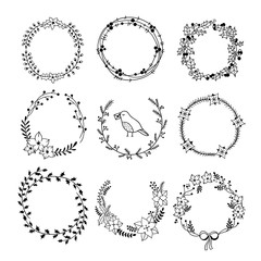 Obraz premium Hand drawn floral wreaths. Round frames for invitations and greeting cards
