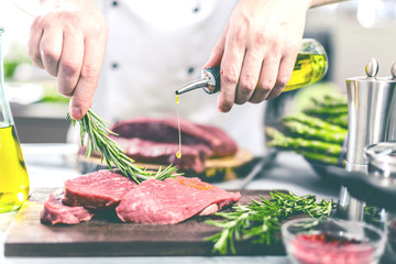 Chef Koch in der Küche,Steak Fleisch Zubereitung