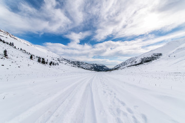 Obraz premium White snowy fields mountain under a beautiful blue sky