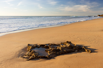 Charco de agua del mar formado en la roca