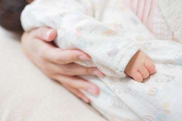 Obraz na płótnie Canvas 赤ちゃんと母親の手