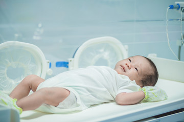 newborn baby girl get the light therapy inside incubator at hospital - obrazy, fototapety, plakaty