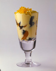 Vanillepudding im Glas mit getrockneten Pflaumen und Aprikosen