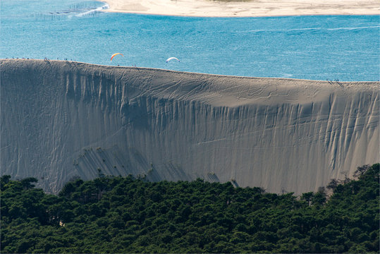 Paysage de parapentes sur la dune du Pyla pr&egrave;s d'Arcachon en France