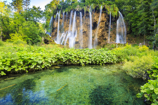 Close up of blue waterfalls in a green forest during daytime in Summer.Plitvice lakes, Croatia © Sander Meertins