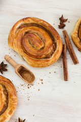 Buns with cinnamon and spice (close-up)
