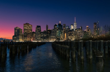 Fototapeta na wymiar Panoramica noctura de NY desde Brooklyn, zona de Dumbo