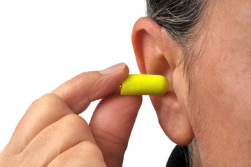 Femme mettant un bouchon d'oreille 