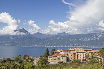 Fototapeta na wymiar Häusergruppe in San Zeno di Montagna