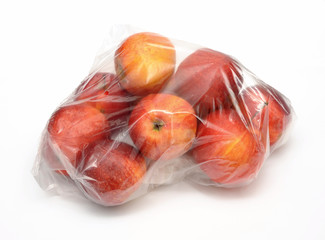 Apfel in Folie, Obst und Verpackung aus Plastik