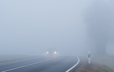 landstraße, verkehr, dichter nebel