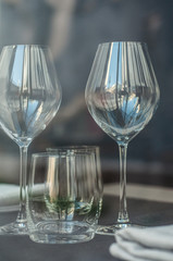détail verres à vin sur une table de restaurant