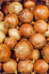 Obraz premium Świeża cebula. Kolorowy Wyświetlacz żółtej Cebuli Na Rynku. Tło cebuli z bliska