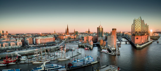 Fototapeta Elbphilharmonie und Hafencity bei Sonnenuntergang obraz