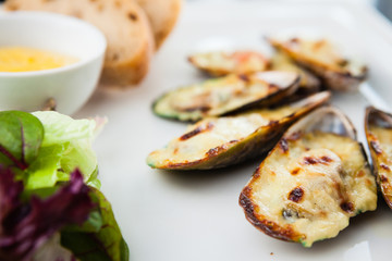Baked mussels au gratin