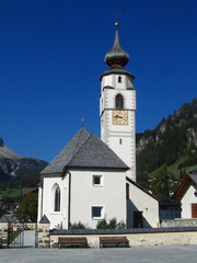 Fototapeta na wymiar Chiesa di San Vigilio a Colfosco, Kolfuschg, Covara, Gadertal, Südtirol, Italien
