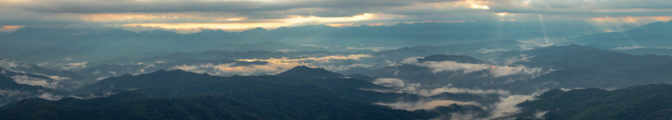 Obraz premium Panorama mountains with sunray and clouds,fog