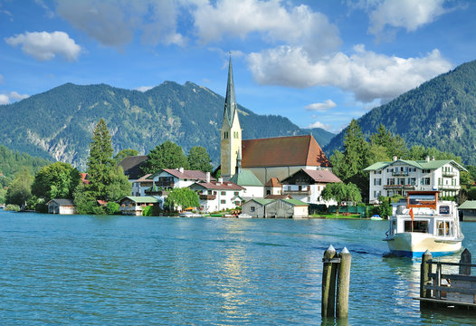 der beliebte Urlaubsort Rottach-Egern am Tegernsee in Oberbayern,Deutschland