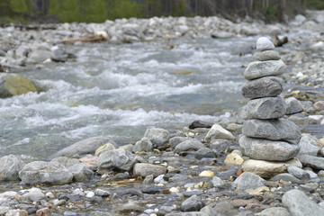 Fototapeta na wymiar Башня из камней на горной реке