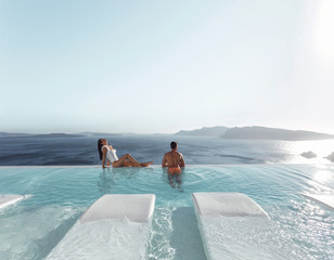 pareja en infinity pool