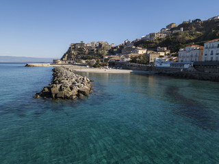 Vista aerea di Pizzo Calabro, molo, castello, Calabria, turismo Italia. Vista dal mare. Case sulla...