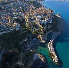 Vista aerea di Pizzo Calabro, molo, castello, Calabria, turismo Italia. Vista dal mare. Case sulla...