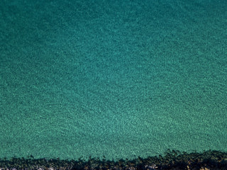 Vista aerea di scogli sul mare. Panoramica del fondo marino visto dall’alto, acqua trasparente