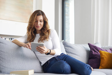 Obraz premium Woman browsing on the internet