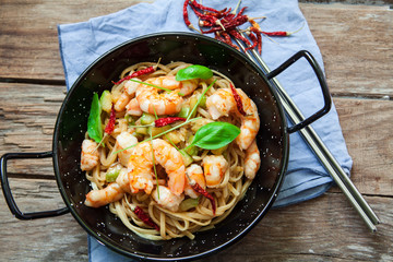 thai noodles on pan