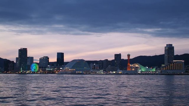 神戸港 ポートアイランドから見る中突堤の夕景（横切る船）