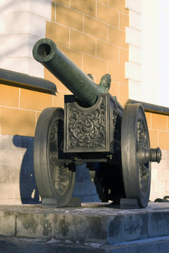 Old cannons shown in Moscow Kremlin