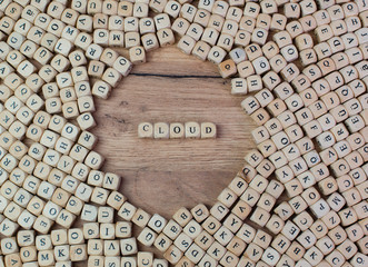 Cloud Buchstaben Würfel auf einem Holzbrett