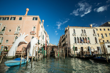 Fototapeta na wymiar Mani giganti a Venezia