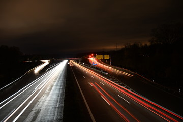 Fototapeta na wymiar Autobahn nachts, Lichterfluß