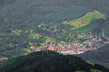 Traumhafter Blick auf ein Dorf im Schwarzwald Süddeutschland