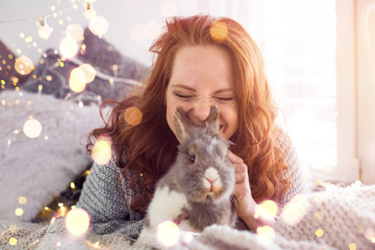 Frau mit Hasen ambiente Ostern