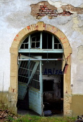 Fototapeta na wymiar Tür an einem Abrisshaus