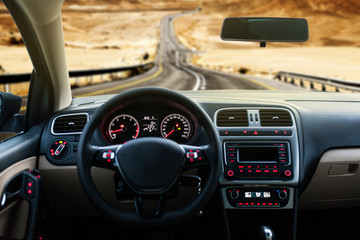 Obraz premium Przednia deska rozdzielcza wnętrza samochodu