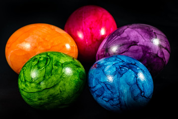 Bunte Ostereier auf schwarz